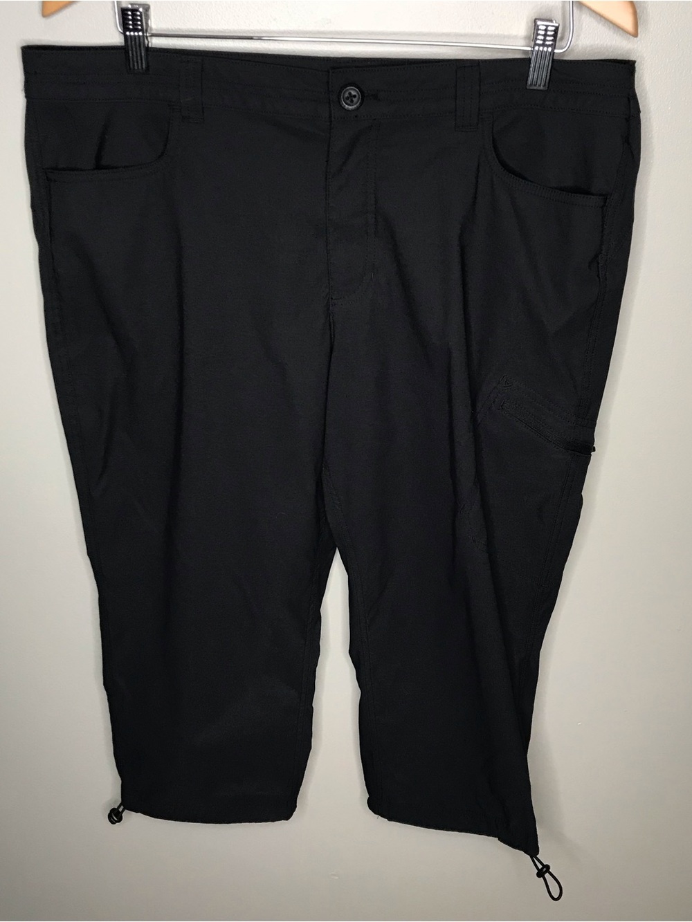 Eddie Bauer Women's Black Capris Sz 16